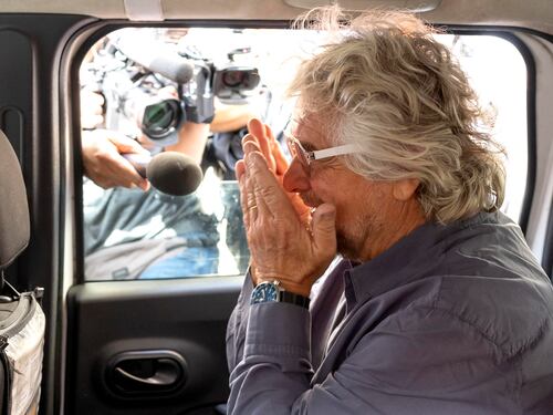 "È morto un italiano, imbecille". Bufera sul post pro Palestina di Grillo