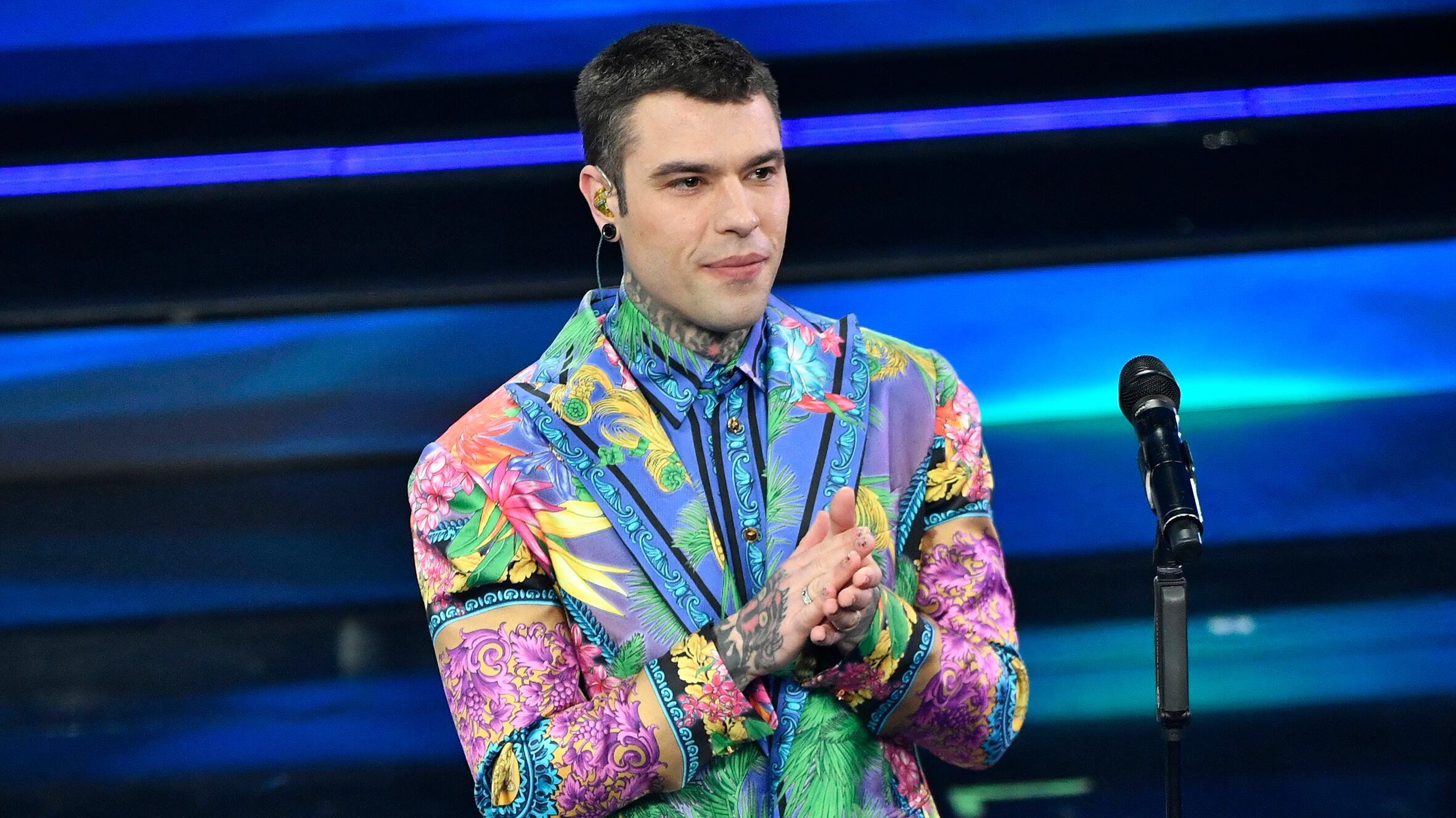 Fedez fa il dito medio alla leghista: "Mi spiace per tuo figlio"