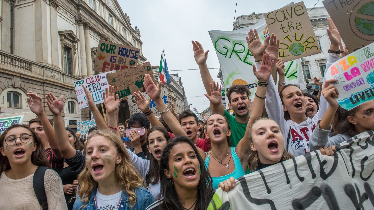Lo sciopero del clima riscalda gli studenti: un milione in corteo E Greta: «Incredibili»
