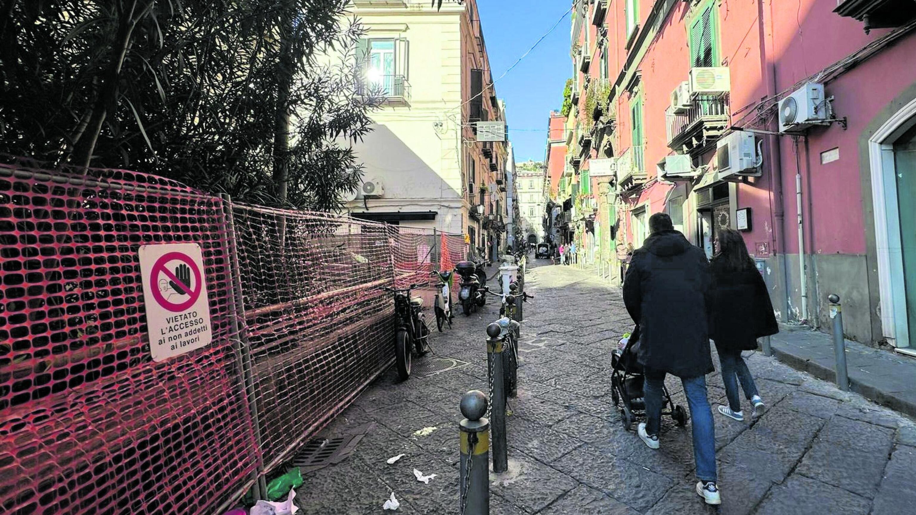 Accoltellato in piena movida per uno sguardo di troppo
