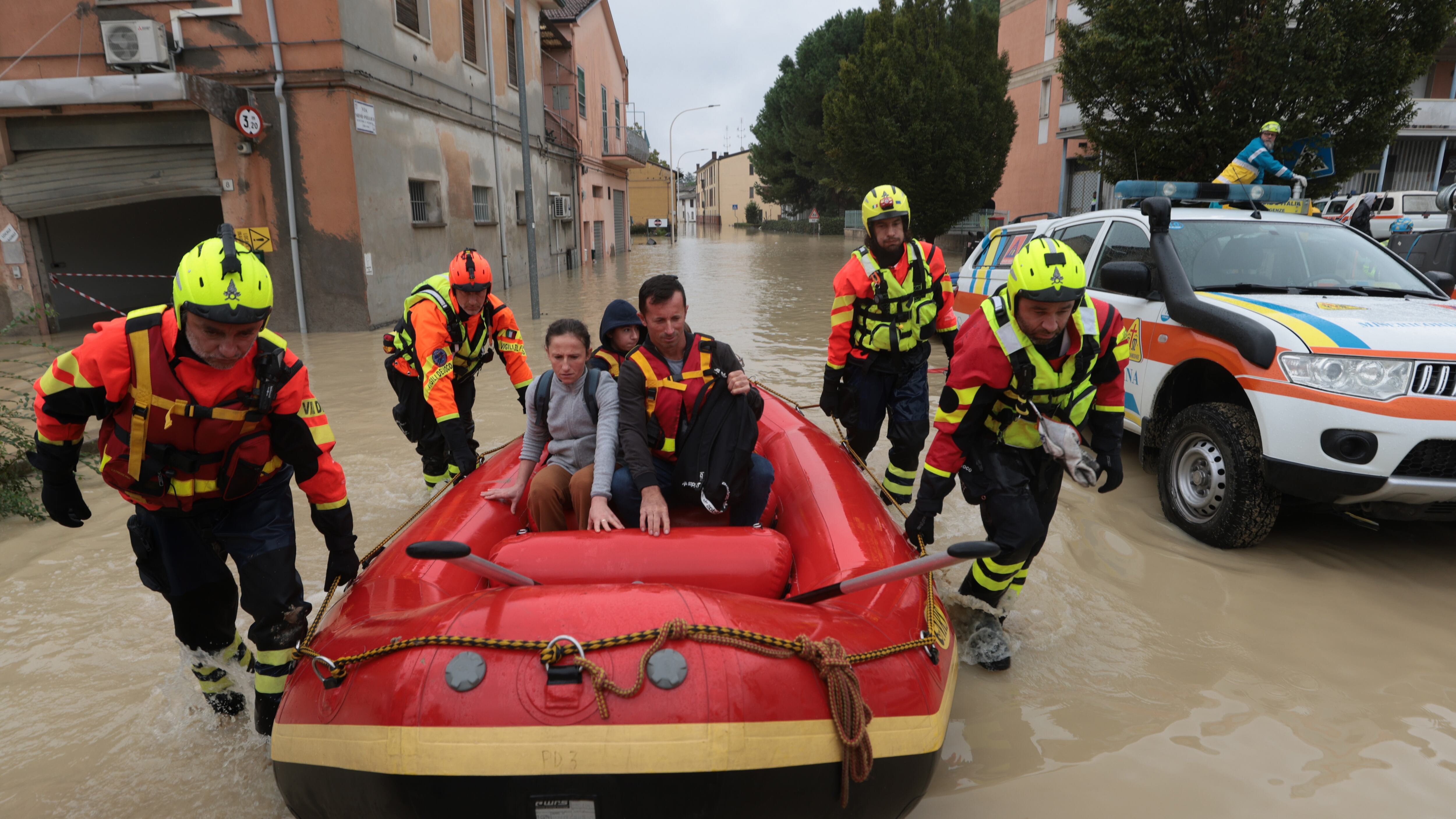"Fino a 900 euro per famiglia". Primi aiuti per l'alluvione in Emilia-Romagna