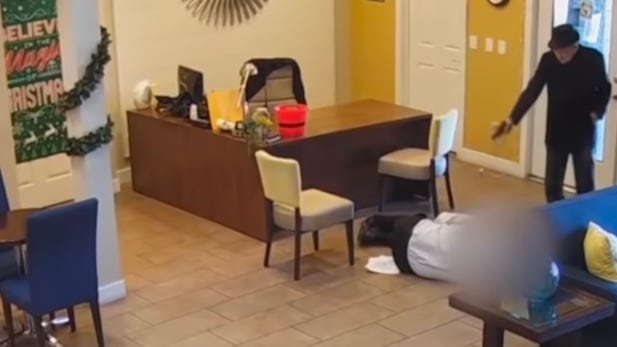 L'appartamento si allaga e il 93enne spara alle gambe del responsabile alla manutenzione
