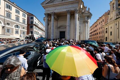 Folla in piazza del popolo e nella chiesa degli Artisti per il funerale di Michela Murgia 2