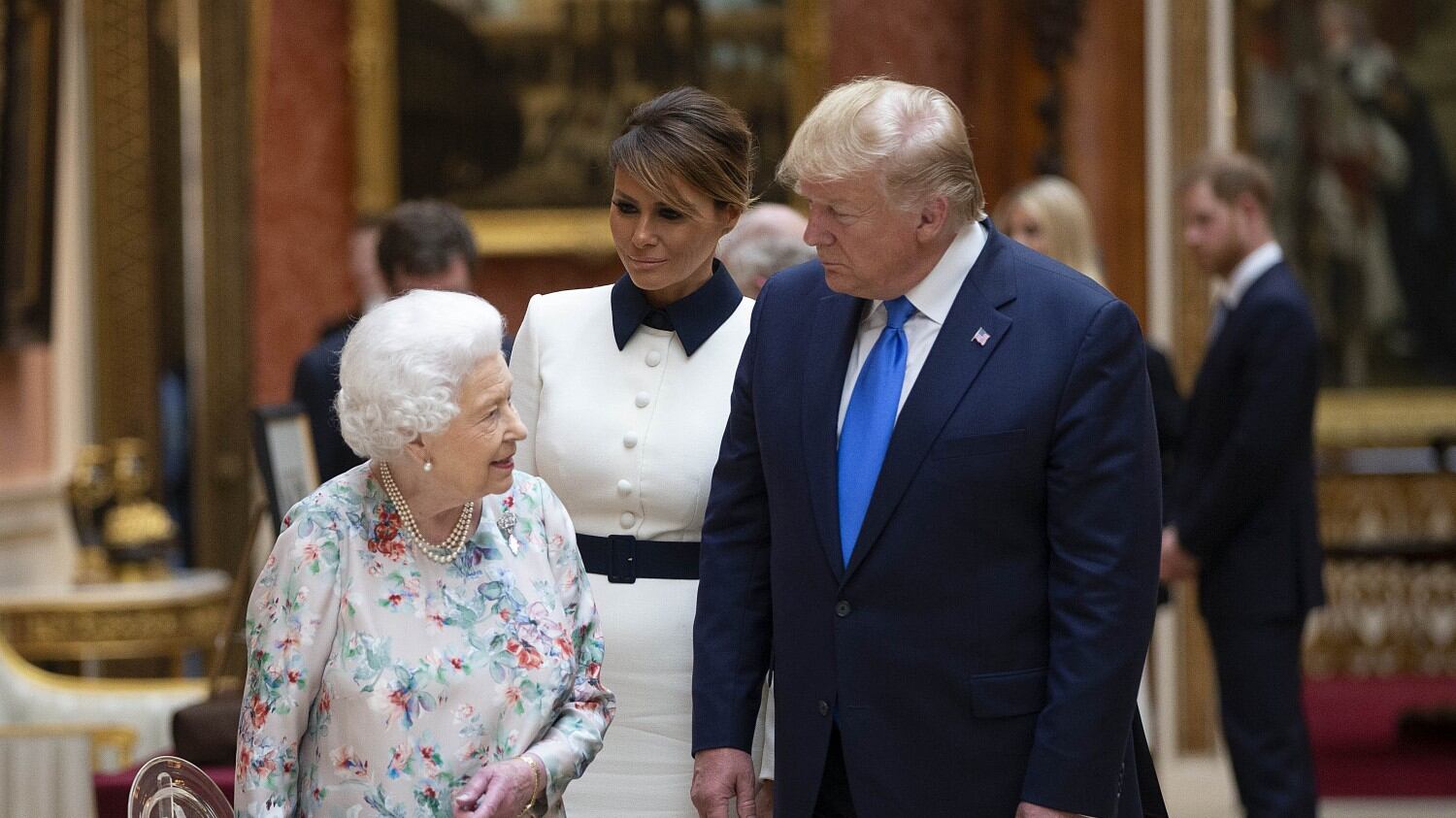 La piccola british, il gigante yankee: due mondi in una scossa di mano