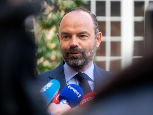 "Una legge per organizzare gli islamici". E la sinistra fa scattare la bufera in Francia