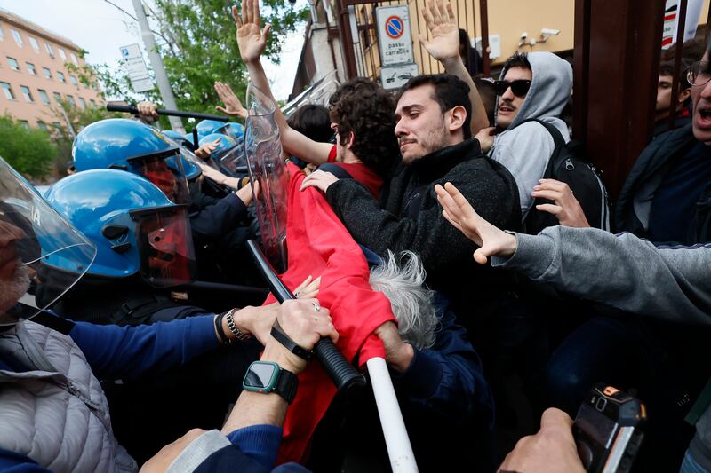 Scontri tra polizia e studenti a Roma. Picchiato un dirigente in commissariato 8