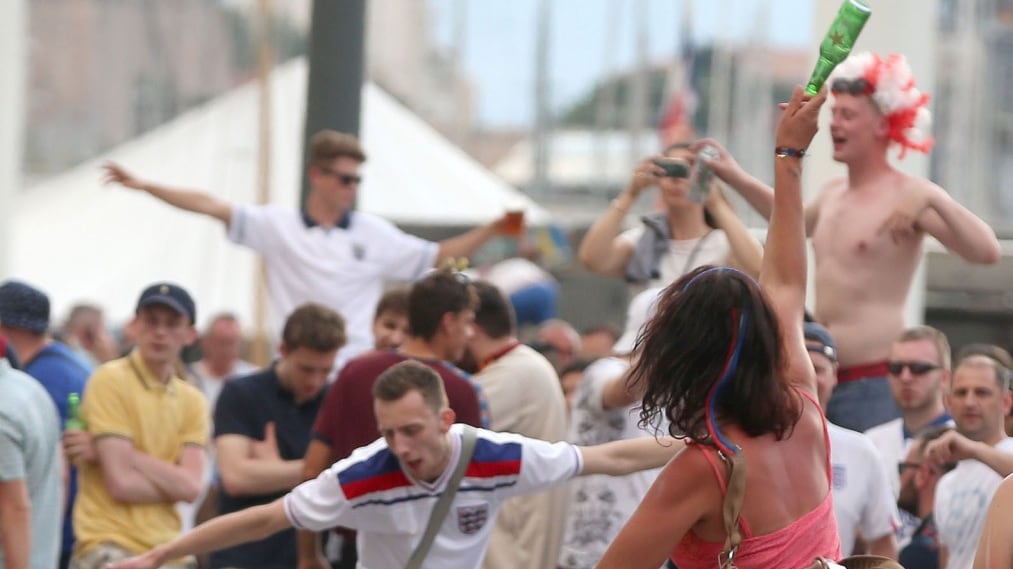 Hooligans contro cosacchi per evitare la prima Brexit