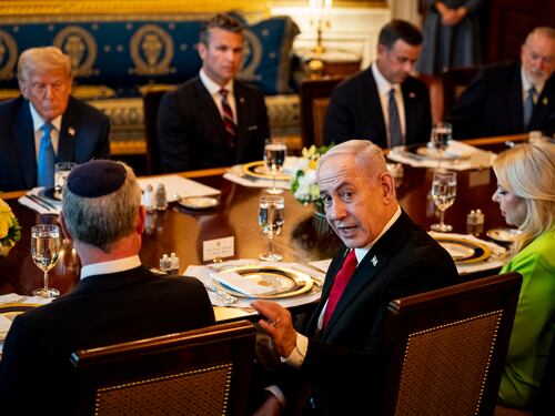 Show Donald-Bibi tra elogi e sorrisi. "Creatore di pace. Ti candido al Nobel"