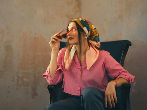 Camicia, dal denim al rosa: 5 colori per un look luminoso