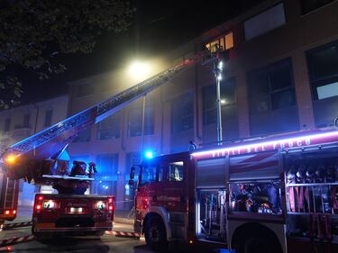 Vigili del fuoco a lavoro per spegnere l'incendio in un magazzino cinese a Milano 2