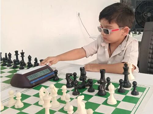 A tre anni entra nella storia degli scacchi mondiali: chi è il bimbo prodigio indiano
