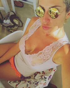 Paola Caruso fuori di seno a Formentera 5