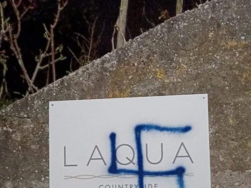 Svastiche su muri e insegna del resort dello chef Cannavacciuolo