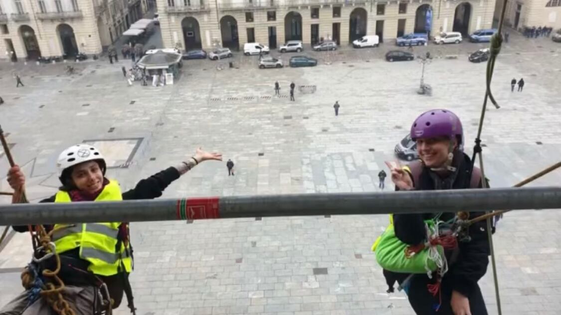 Il blitz ambientalista intralcia le celebrazioni del 4 novembre a Torino. "Un gesto ignobile"