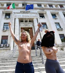 Giornata contro il tabacco: protesta hot davanti al ministero dell Salute 3