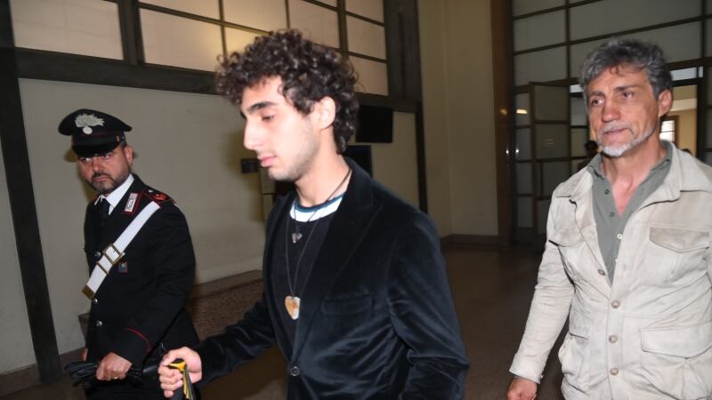 Studente accoltellato in Corso Como a Milano, aggressori condannati uno a 20 anni e l'altro a 10 mesi. Lui li abbraccia in aula