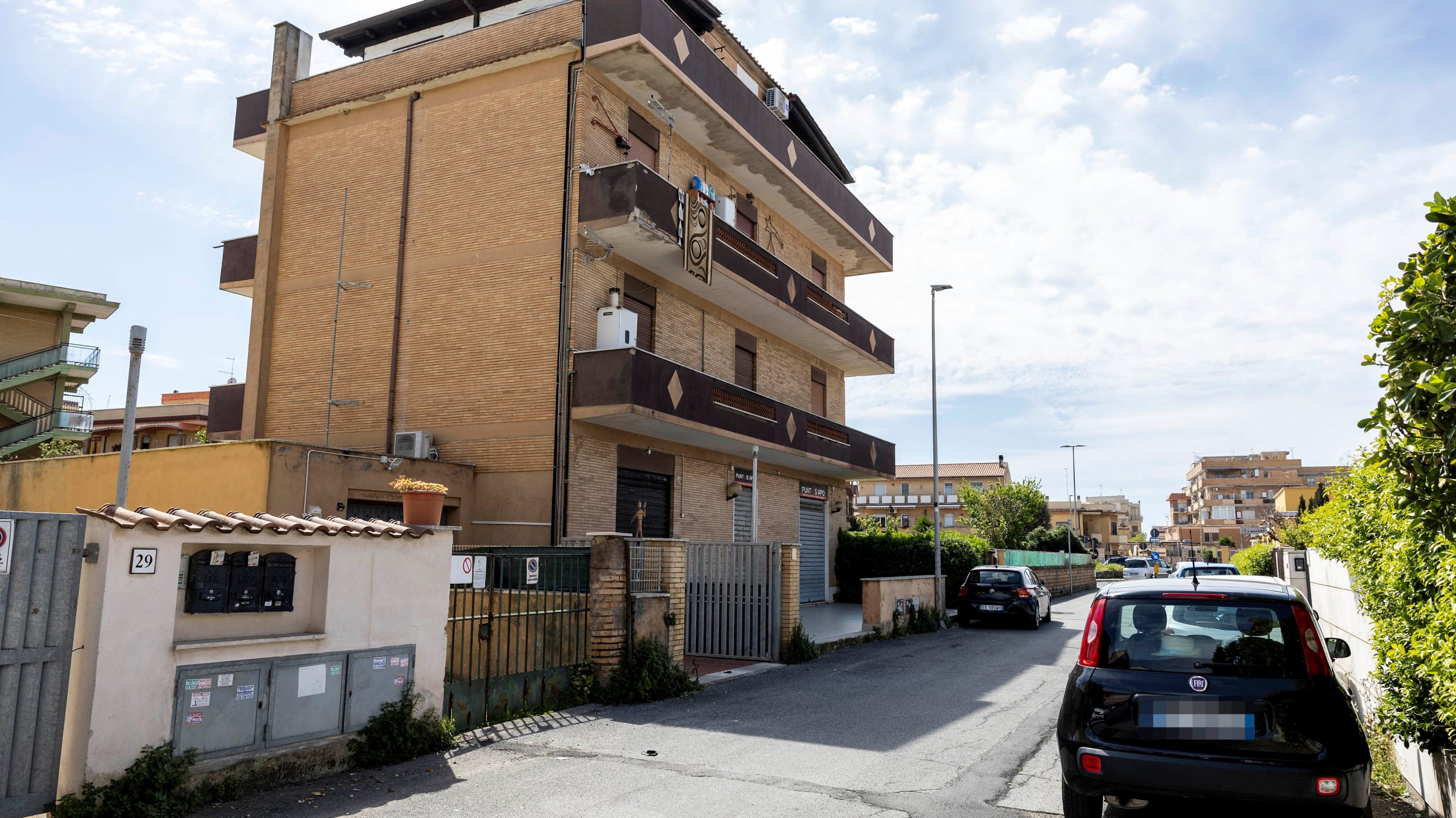 Fiumicino, tenta di rapire un bimbo di 8 anni dal giardino di casa: caccia al 50enne