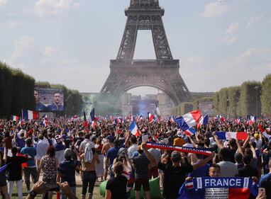 Francia campione del Mondo: tifosi in delirio sotto la Tour Eiffel 1