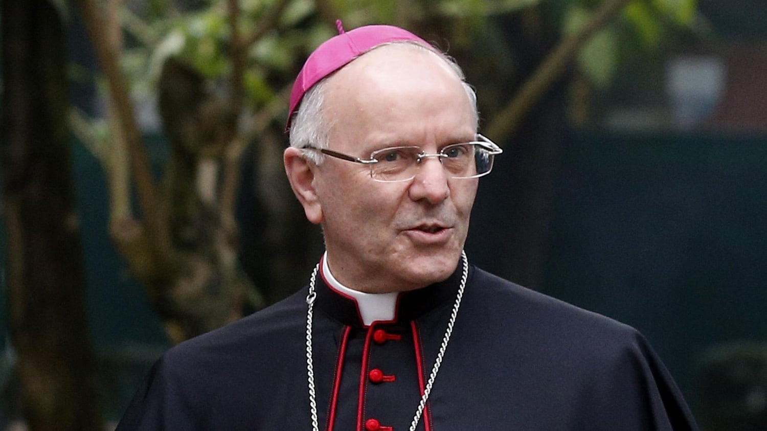 Monsignor Nunzio Galantino simpatizza per le sardine e critica Salvini