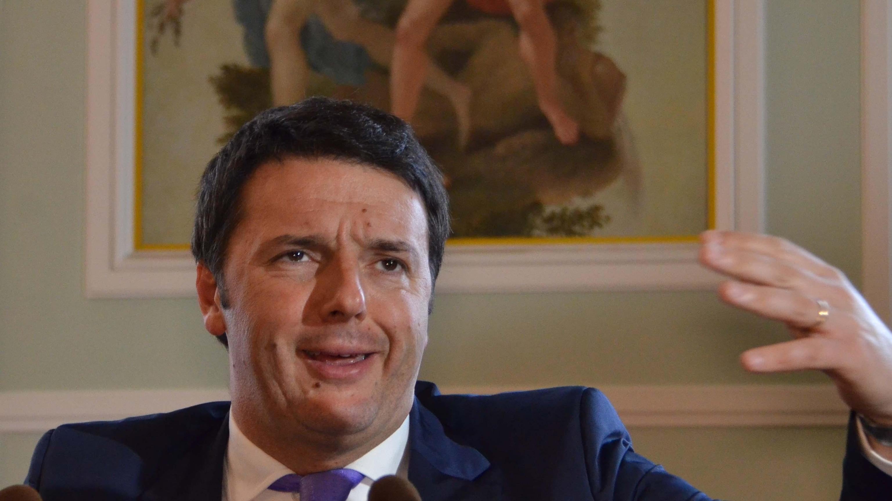 Applausi, fischi, il gelo del Colle. Il primo giorno di Renzi premier