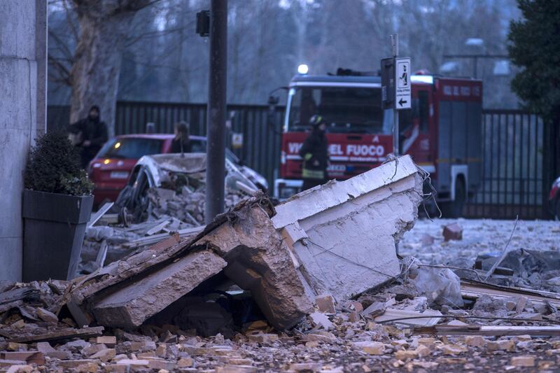 Roma, crollano tre piani di un palazzo 25