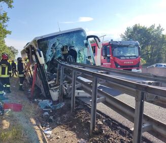 Grave incidente sull'A1, il pullman si ribalta. Le immagini dei vigili del fuoco 4