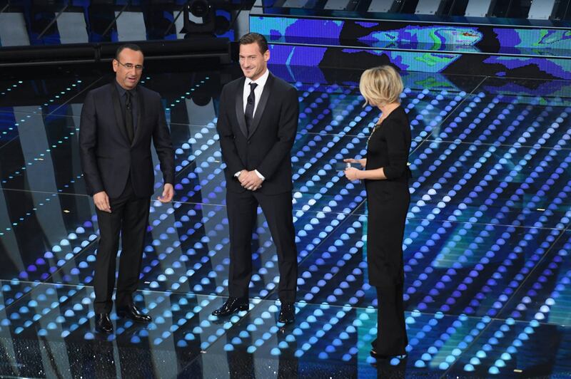 Sanremo 2017, Maria De Filippi e il bacio agli ospiti 8
