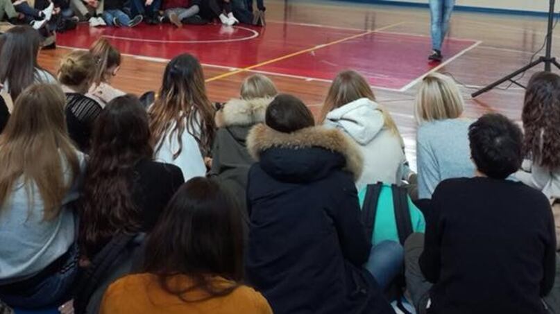 Scrive sul muro del liceo: "Non c'è posto per me" e risponde tutta la scuola