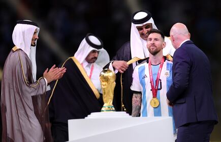 Messi con il mantello da sceicco 3