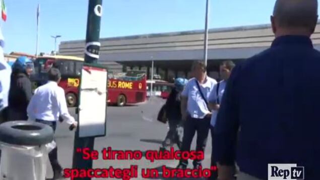 Roma, disse: "Spaccategli le braccia". Trasferito il poliziotto
