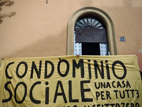 Bologna, il Pd legalizza l'occupazione dell'immobile. "L'alternativa era pagare gli hotel"