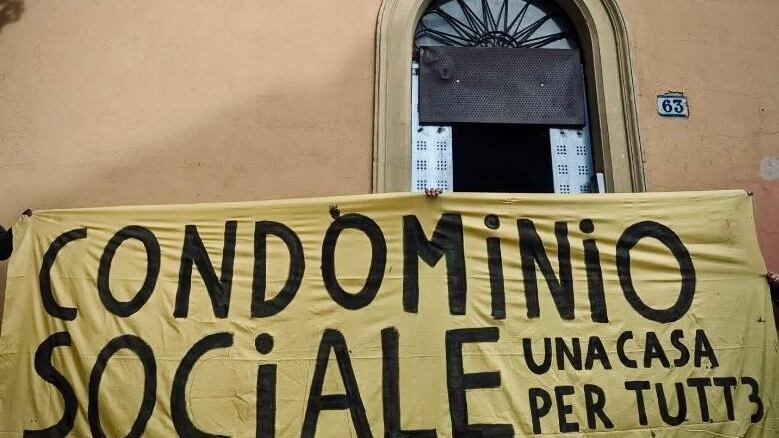 Bologna, il Pd legalizza l'occupazione dell'immobile. "L'alternativa era pagare gli hotel"
