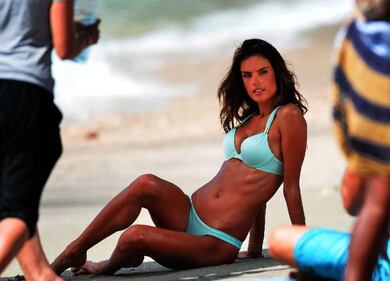 Alessandra Ambrosio nuda sui social 20