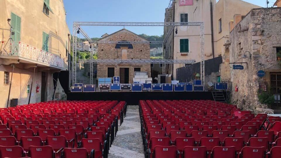 Il teatro si sposta sulla via del mare