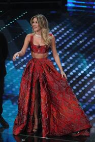 Sanremo, Diletta Leotta ospite sul palco intona "Sarà perché ti amo" 2