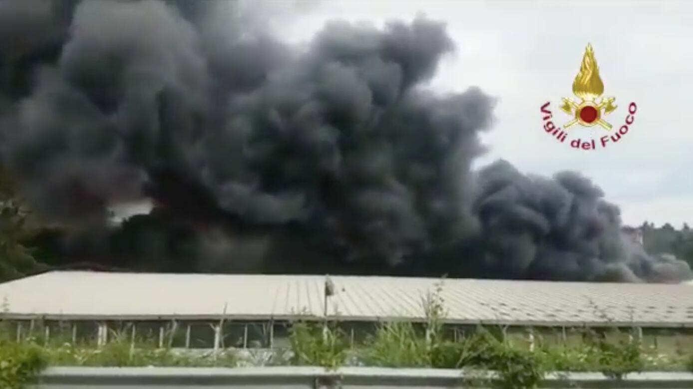 Magliana-Eur, deposito di pneumatici in fiamme: quartiere in tilt