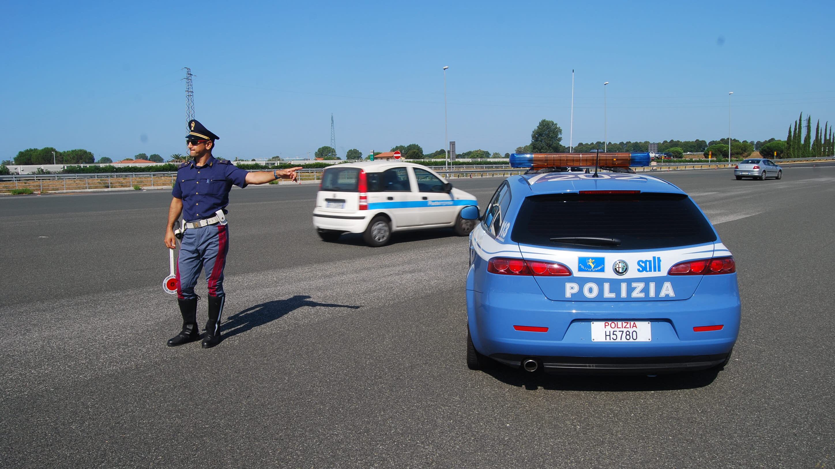 Evade dai domiciliari, poi forza un posto di blocco: albanese semina il panico a Firenze