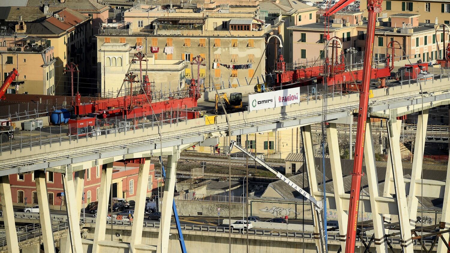 Demolito il ponte, la ricostruzione tarda