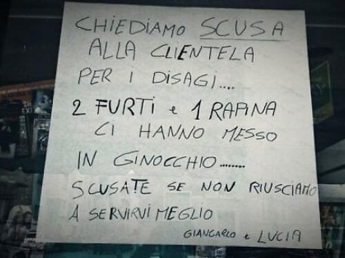 Asti, il cartello in tabaccheria: "Tre rapine, in ginocchio"