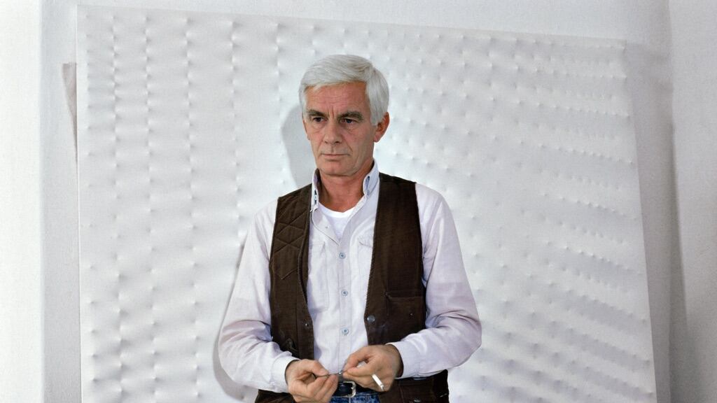 Enrico Castellani, così l'estroflessione diventò un must