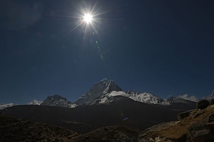 L'affollata strada che porta alla cima dell'Everest 8