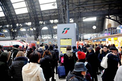 Blitz alla stazione di Bologna: treni in ritardo 1