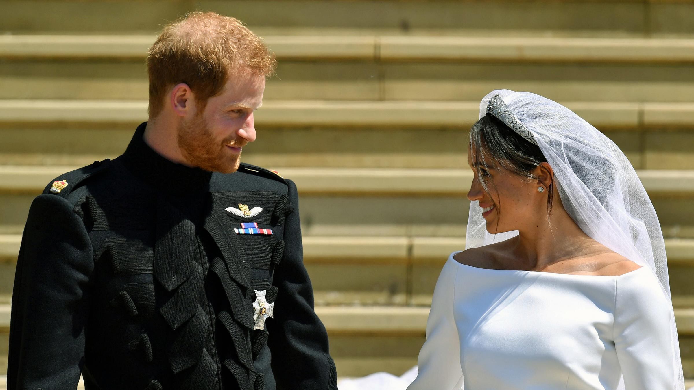 "Troppo bianco per una divorziata". La frecciata della regina Elisabetta contro Meghan