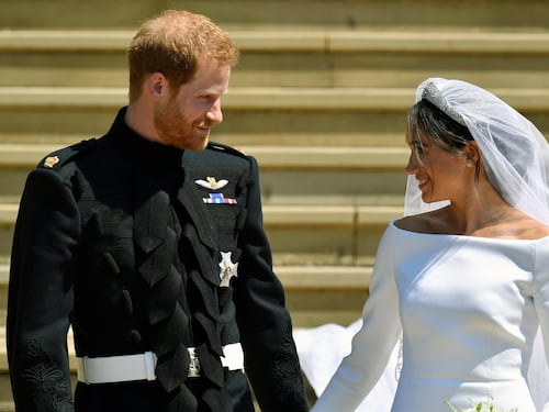 "Troppo bianco per una divorziata". La frecciata della regina Elisabetta contro Meghan