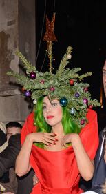LadyGaga si veste "di Natale" 6