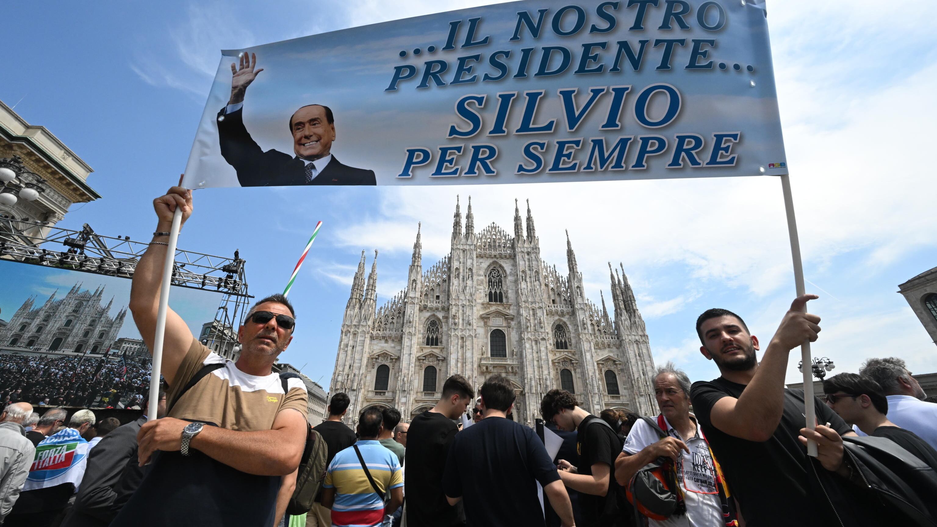 "Il nostro presidente, Silvio per sempre". L'ondata di affetto al funerale del Cav