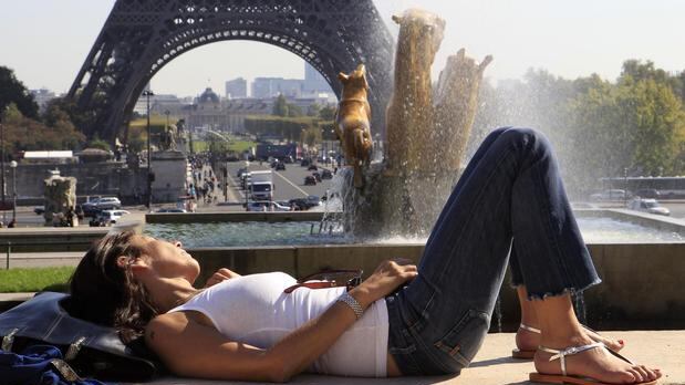 Francia, da oggi le donne potranno girare per strada con i pantaloni