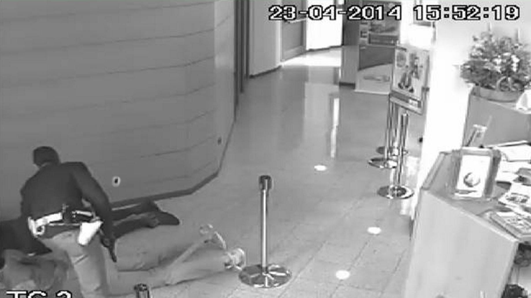 Il casco e la parrucca non gli evitano l'arrestoVIA ARESE Due pregiudicati presi in flagrante dalla polizia dentro una filiale