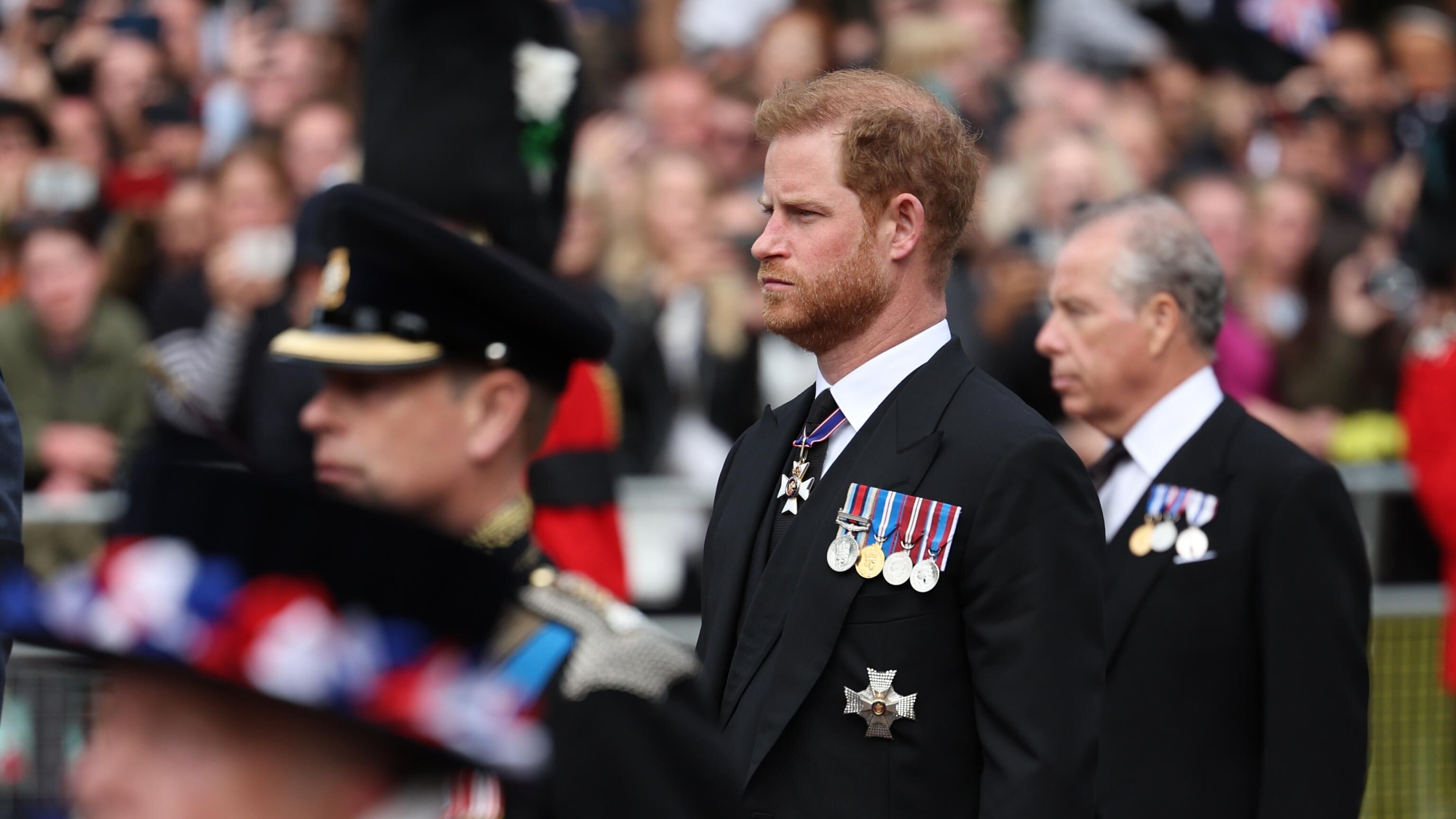 Harry senza uniforme. Il figlio ribelle umiliato e quel gelo col fratello
