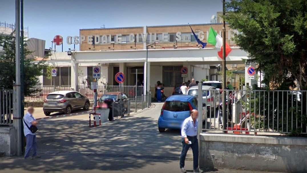 Bimba rom muore folgorata, la famiglia prende d'assalto l'ospedale